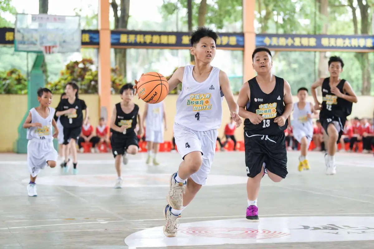 青少年篮球爱好者如何提高接球技巧?_1